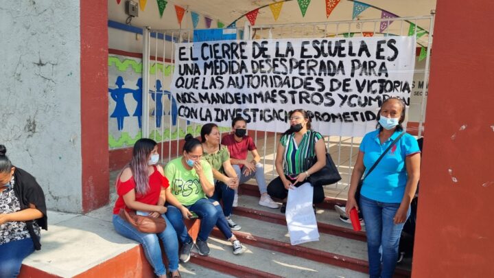 PADRES DE FAMILIA CIERRAN ESCUELA.