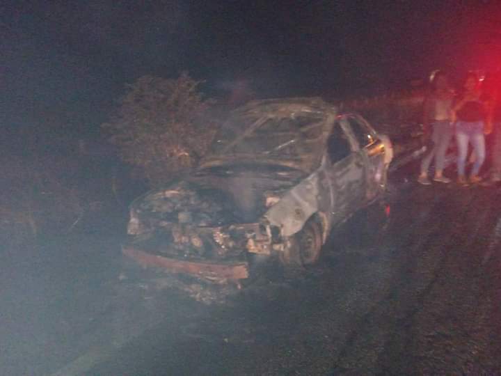 Se Incendia Vehículo Compacto en Carretera Se Incendia Vehículo Compacto en Carretera