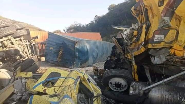  FUERTE ACCIDENTE DEJA DOS TRAILEROS FALLECIDOS