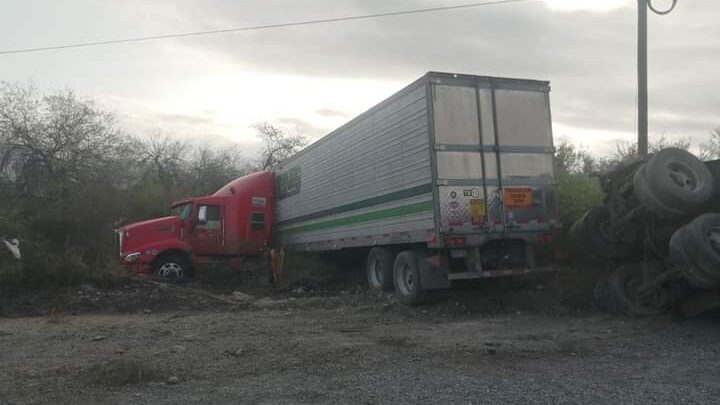Tráiler Derrapa Dbido a Pavimento Mojado