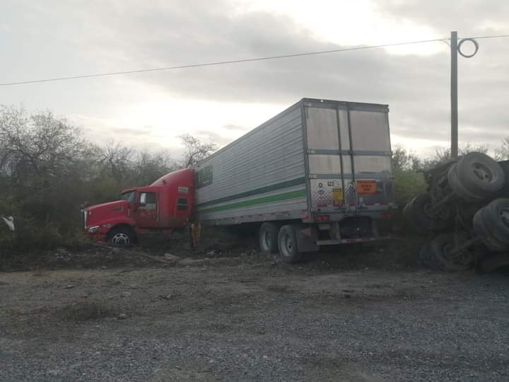 Tráiler Derrapa Dbido a Pavimento Mojado