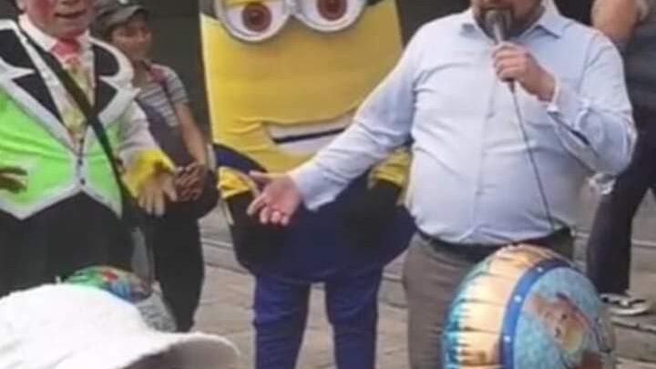 PAPÁ CELEBRA FIESTA DE CUMPLEAÑOS DE SU HIJA AFUERA DEL JUZGADO, PORQUE NO LO DEJAN VERLA