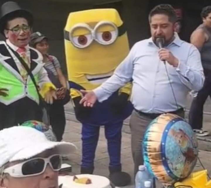 PAPÁ CELEBRA FIESTA DE CUMPLEAÑOS DE SU HIJA AFUERA DEL JUZGADO, PORQUE NO LO DEJAN VERLA PAPÁ CELEBRA FIESTA DE CUMPLEAÑOS DE SU HIJA AFUERA DEL JUZGADO, PORQUE NO LO DEJAN VERLA