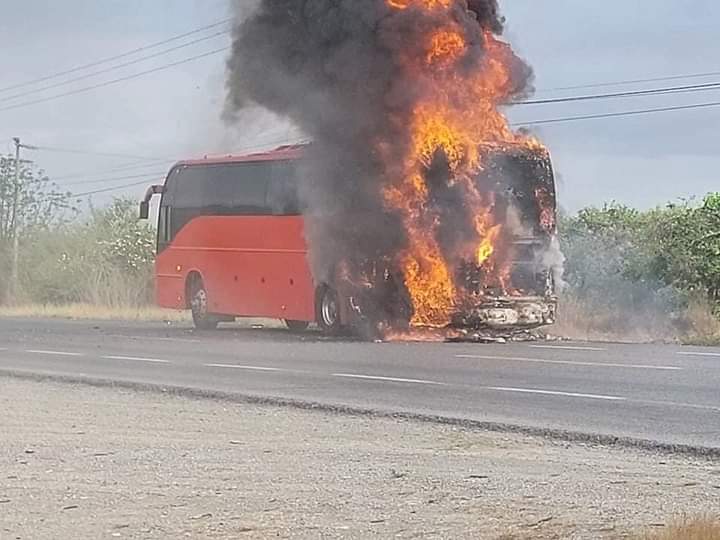 Se Incendia Autobús de Pasajeros Se Incendia Autobús de Pasajeros