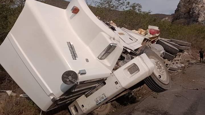 CHOCAN TRAILERS EN LA CARRETERA RUMBO NUEVO