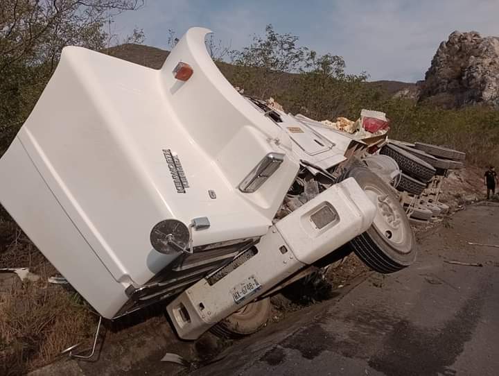 CHOCAN TRAILERS EN LA CARRETERA RUMBO NUEVO