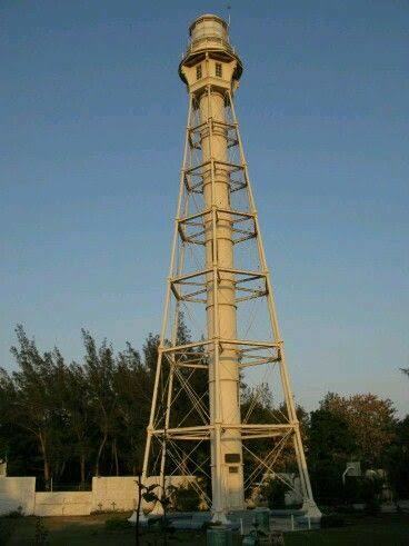 FARO DE MADERO EN DEPLORABLE CONDICIONES. FARO DE MADERO EN DEPLORABLE CONDICIONES.