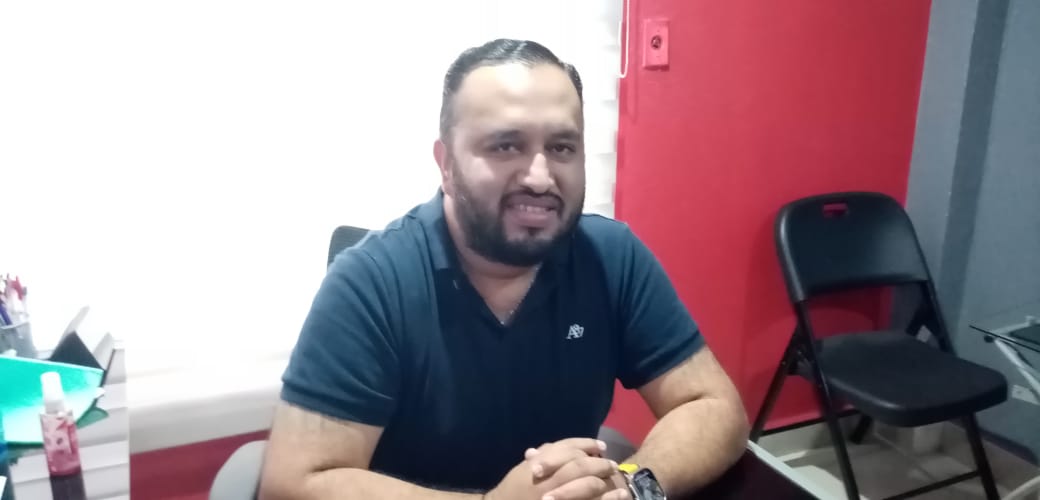 ATIENDE GANAS DE AYUDAR A PACIENTES CON PROBLEMAS DE CATARATAS.