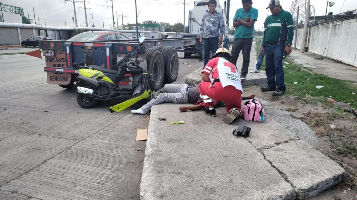 MUERE JOVEN AL IMPACTAR SU MOTO EN REMOLQUE DE TRÁILER