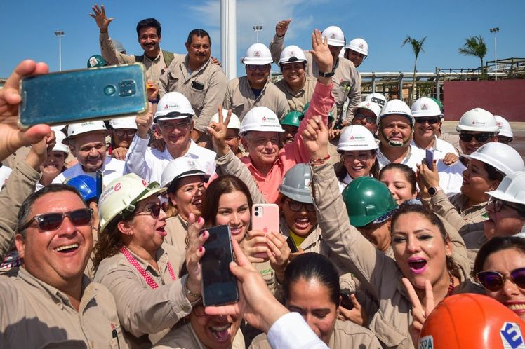 ENTREGA GOBERNADOR DOCUMENTO DE SU PRIMER INFORME AL PRESIDENTE EN MADERO ENTREGA GOBERNADOR DOCUMENTO DE SU PRIMER INFORME AL PRESIDENTE EN MADERO
