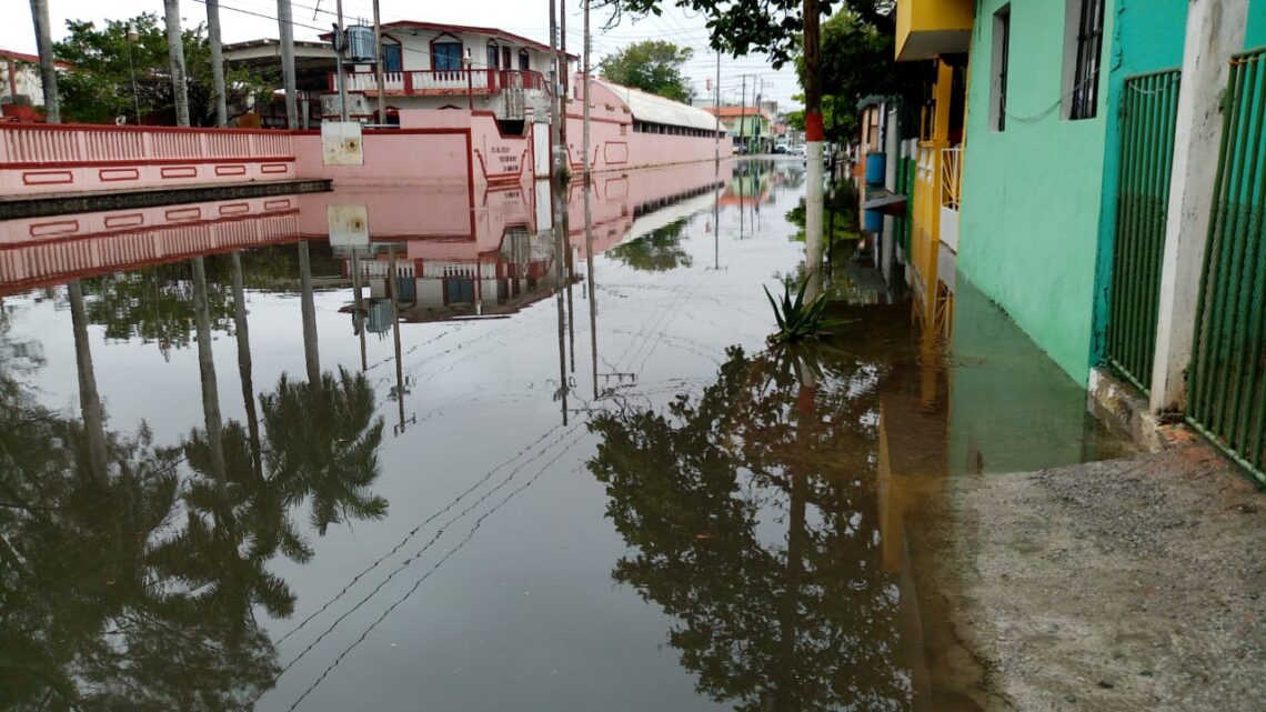 LLUVIAS DEJA CALLES INUNDADAS EN MADERO.