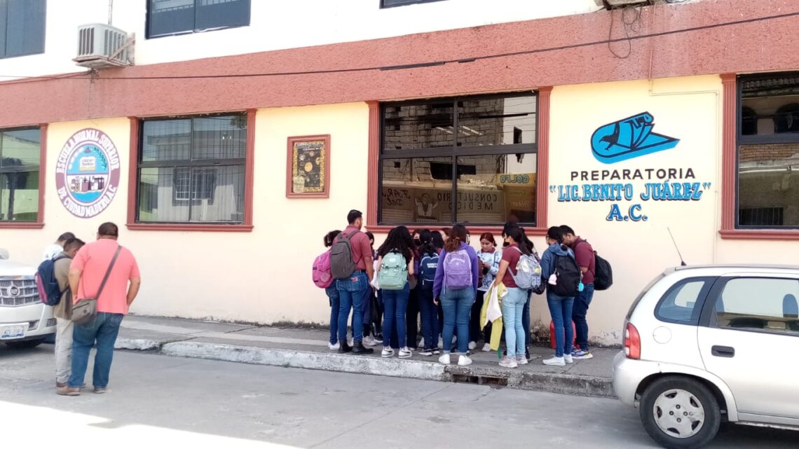 PROTESTAN CONTRA ESCUELA NORMAL SUPERIOR DE MADERO.