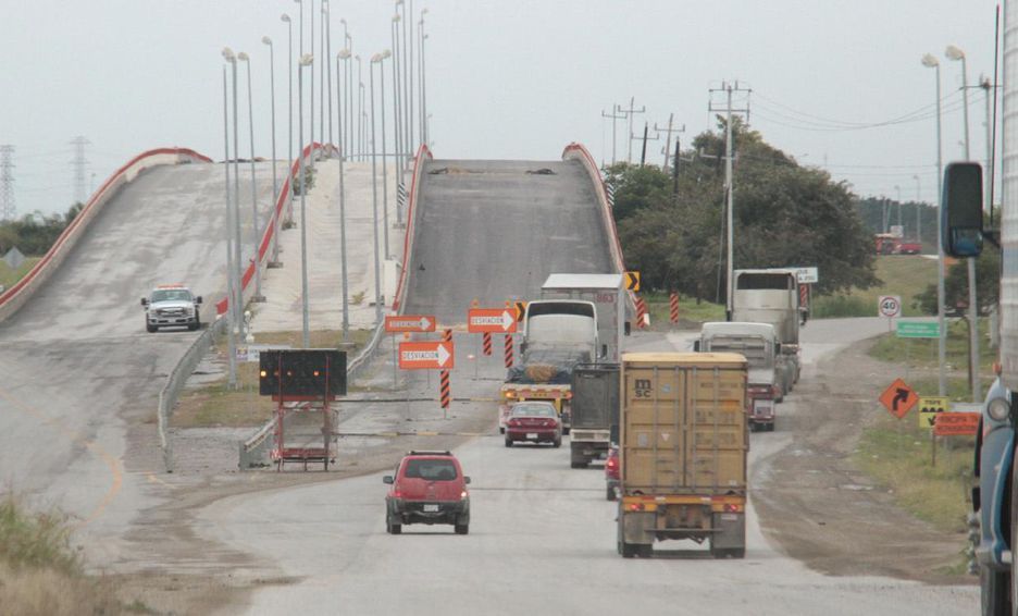 INCENDIO EN CUAUHTÉMOC EVIDENCIA PROBLEMAS EN SERVICIO DE EMERGENCIAS DEBIDO A TRABAJOS EN PUENTE ROTO