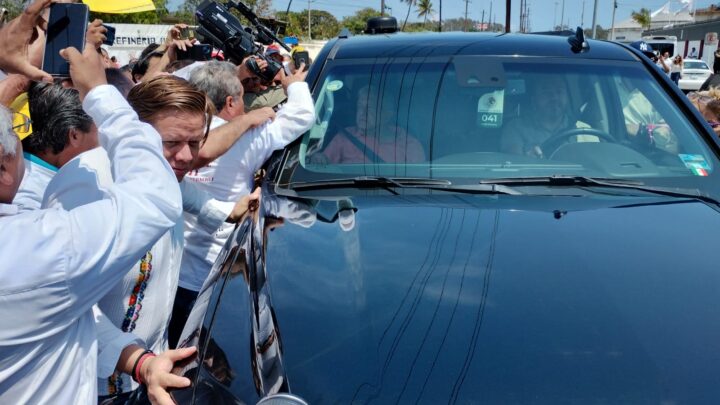 CAE POPULARIDAD DE LÓPEZ OBRADOR EN ZONA SUR; NO MÁS DE 150 PERSONAS ACUDEN A RECIBIRLO