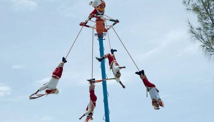 Muere Voladora de Papantla en Feria de las Flores.