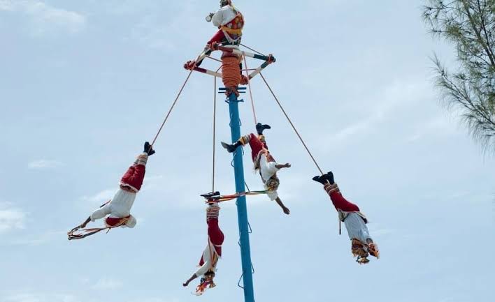 Muere Voladora de Papantla en Feria de las Flores. Muere Voladora de Papantla en Feria de las Flores.