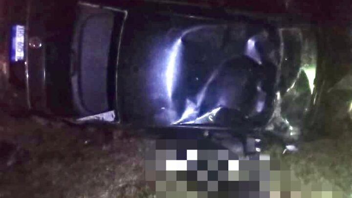 Muere Turista en Volcadura y su Compañero Queda Herido