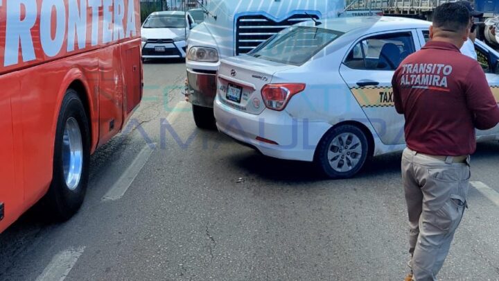 INVADE CARRIL Y TRAILER SE LO LLEVA; SIN LESIONADOS