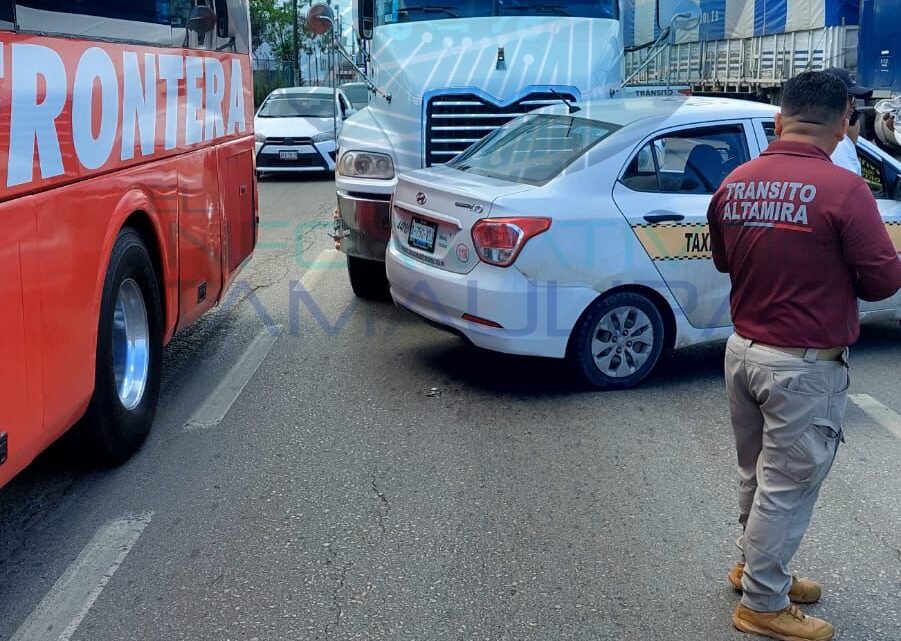INVADE CARRIL Y TRAILER SE LO LLEVA; SIN LESIONADOS