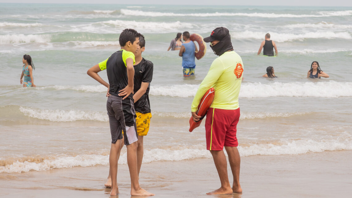 AUTORIDADES MUNICIPALES PIDEN RESPETAR EL SEMÁFORO DE BANDERAS EN PLAYA MIRAMAR