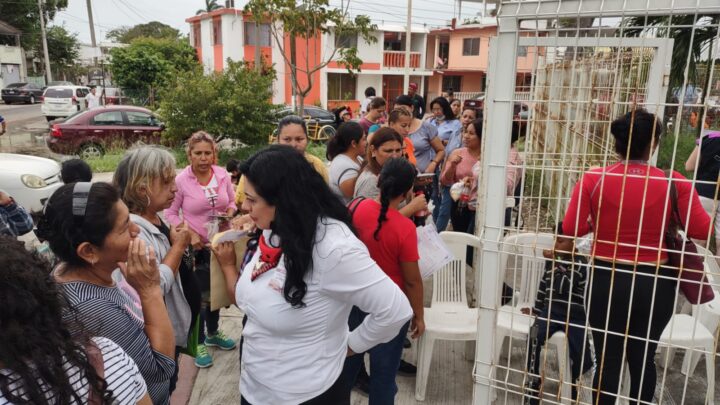 PADRES DUERMEN FUERA DEL CREDE PARA TRAMITAR BECA.