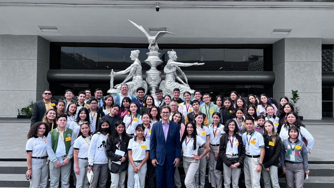 RECONOCE ERASMO GONZÁLEZ A ESTUDIANTES DESTACADOS DE CIUDAD MADERO