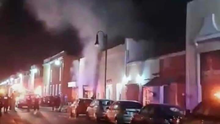 DESTRUIDO POR LAS LLAMAS EL PALACIO DE HIERRO