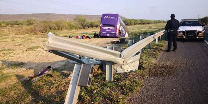 Autobús de Pasajeros se Sale de la Carretera