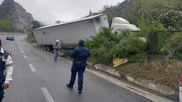Tráiler Sale Del Camino En La Rumbo Nuevo