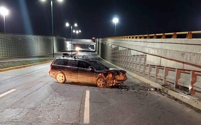 ESTRELLA SU VAGONETA EN EL PUENTE DE ARBOLEDAS