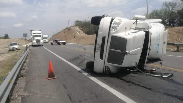 VUELCA TRACTOCAMION EN LA ZARAGOZA -VICTORIA