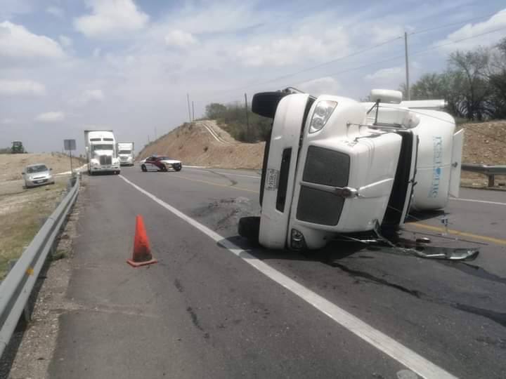 VUELCA TRACTOCAMION EN LA ZARAGOZA -VICTORIA