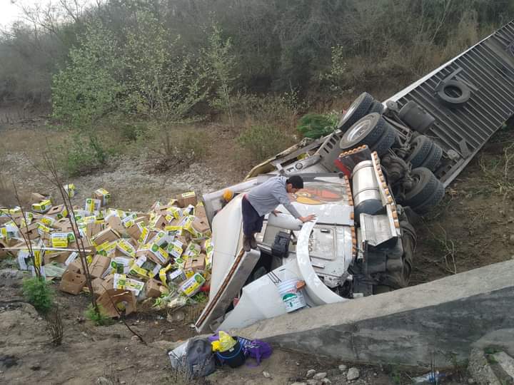 Vuelca Tráiler Cargado de Plátanos