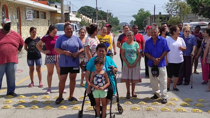 Colonos Amenazan con Bloquear Avenida Principal de Madero por Apagones.