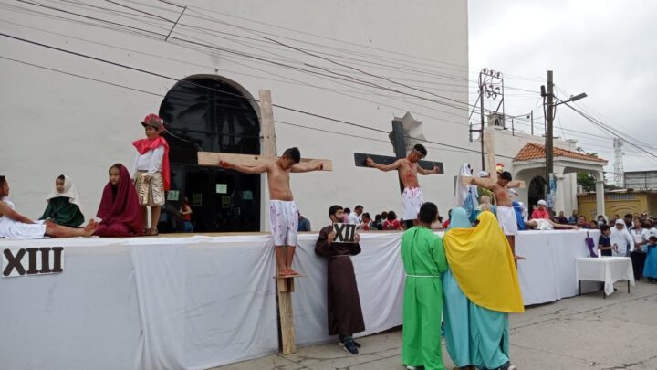 Niños Reviven la Pasión y Muerte de Cristo