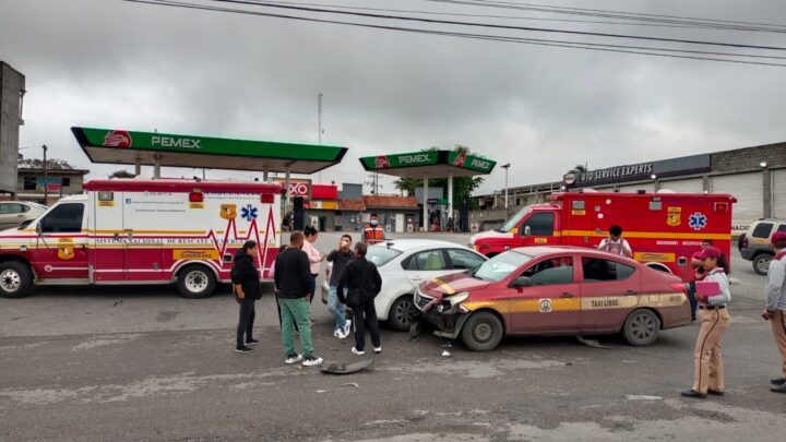 Choque de Carro Con Taxi Deja Pasajeros Lesionados