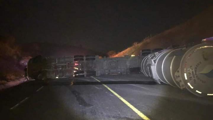 VUELCA TRÁILER EN LA CARRETERA RUMBO NUEVO.