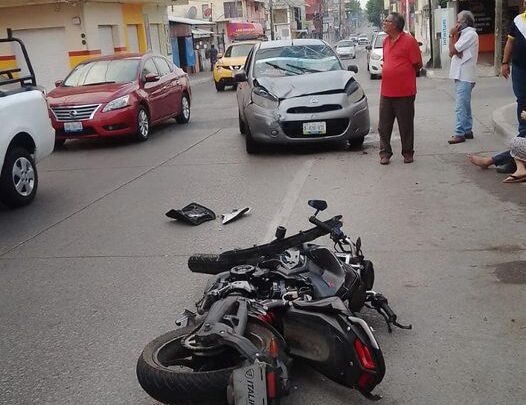 MOTOCICLISTA SE PASA EL ALTO Y SE ESTRELLA CONTRA CARRO DE RUTA