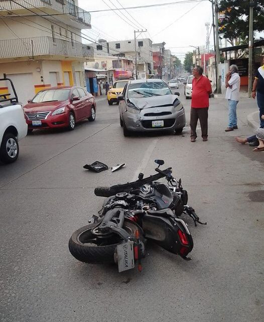 MOTOCICLISTA SE PASA EL ALTO Y SE ESTRELLA CONTRA CARRO DE RUTA
