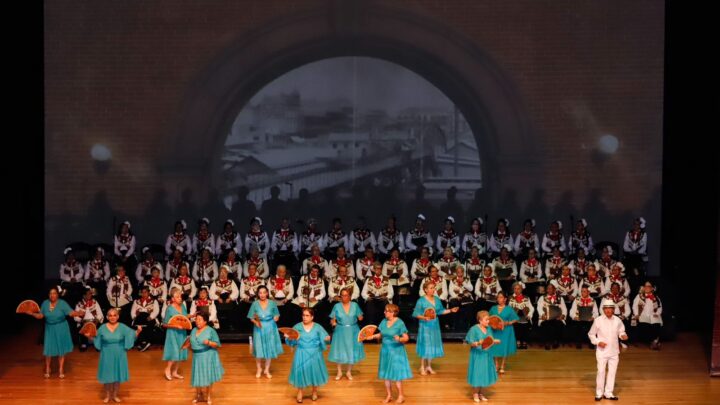 TODO UN ÉXITO EL FESTIVAL DEL BICENTENARIO OFRECIDO POR LOS ADULTOS MAYORES DEL DIF