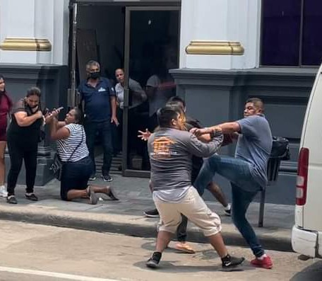 Sentencia de Custodia Termina en Golpes