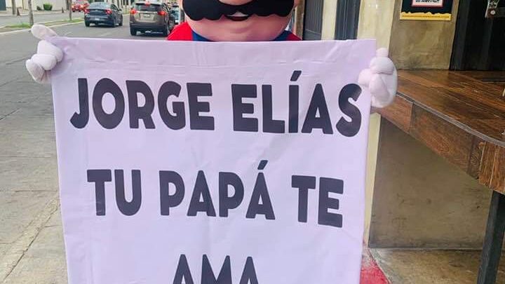 Con Botarga de Mario Bros Demuestra Amor a su Hijo