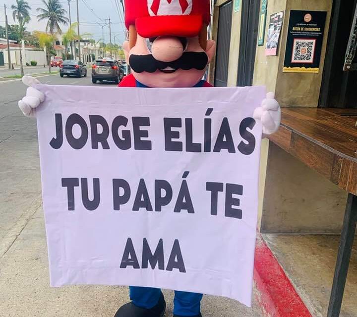 Con Botarga de Mario Bros Demuestra Amor a su Hijo Con Botarga de Mario Bros Demuestra Amor a su Hijo