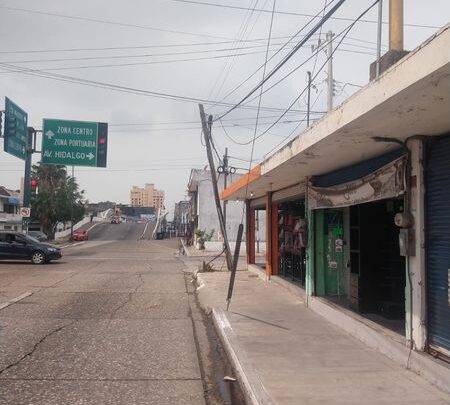 POSTE DE TELMEX A PUNTO DE CAER