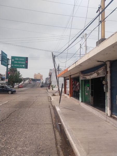 POSTE DE TELMEX A PUNTO DE CAER