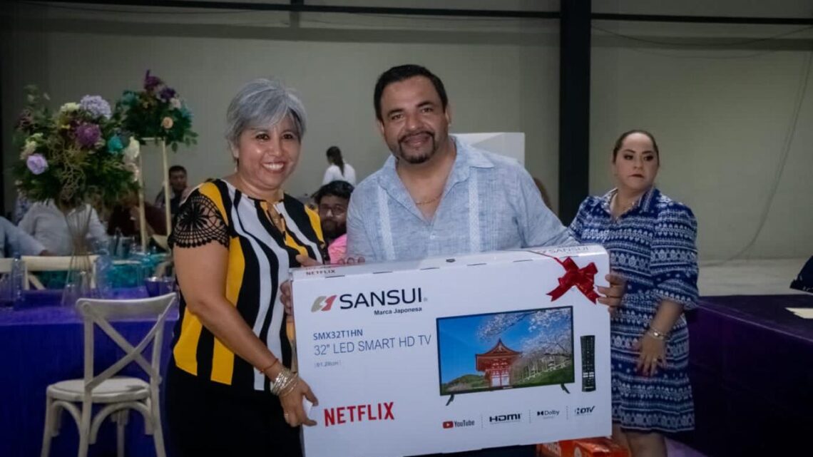 FESTEJA AYUNTAMIENTO DE EL HIGO A LOS  MAESTROS.