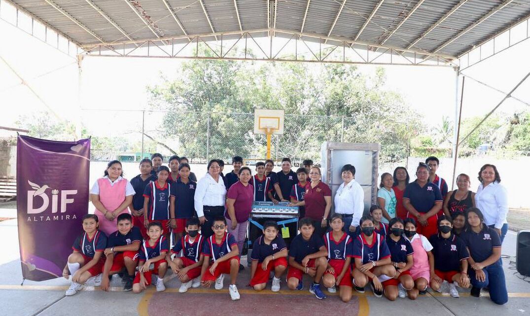 MEJORA PRESIDENTA DEL DIF ALTAMIRA TELESECUNDARIA DE LA ZONA RURAL AL EQUIPAR SU DESAYUNADOR