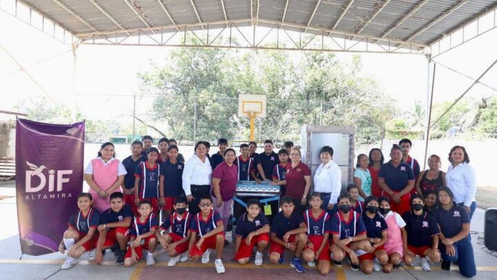 MEJORA PRESIDENTA DEL DIF ALTAMIRA TELESECUNDARIA DE LA ZONA RURAL AL EQUIPAR SU DESAYUNADOR