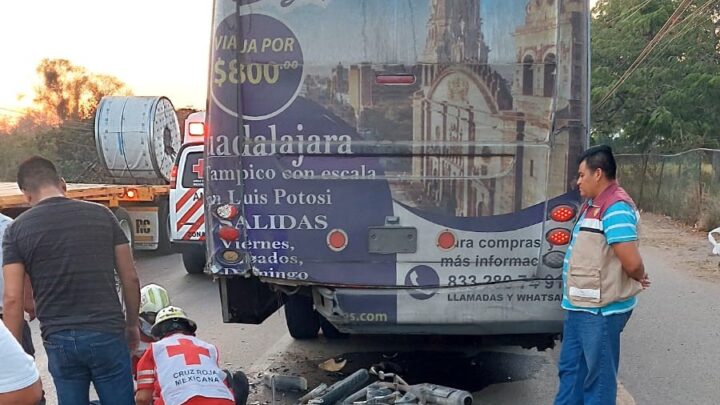IMPACTA SU ITALIKA CONTRA UN AUTOBÚS
