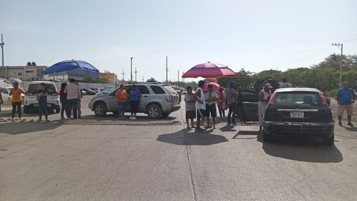 BLOQUEAN VECINOS AVENIDA FERROCARRIL EN MADERO.